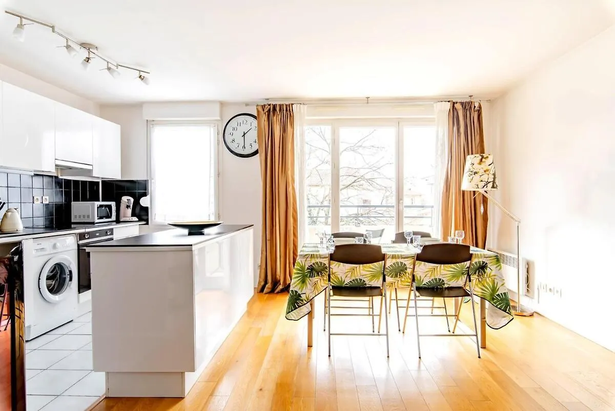 Lyon 8 Beautiful, Bright And Quiet Apartment